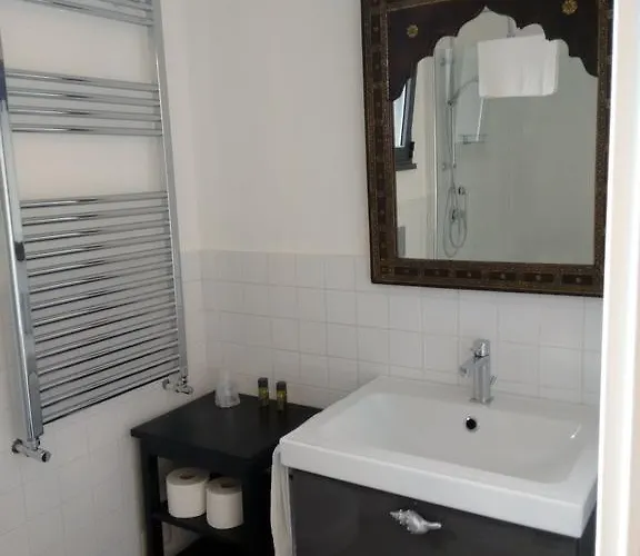 Bed and Breakfast Avocado Beyond 4*